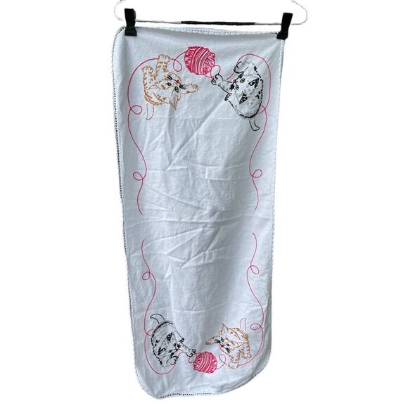 Vintage embroidered kittens playing table runner. - Picture 1 of 5